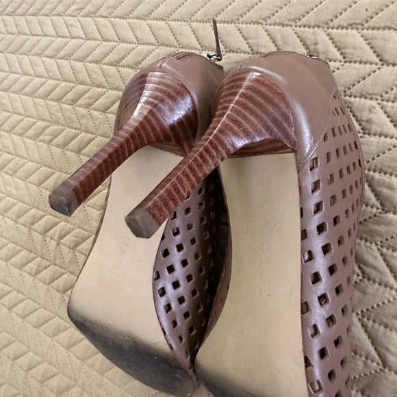 Tahari lattice work heel with stacked heel (3 3/4-4”), in tan, back zip, size 9 - Picture 9 of 10